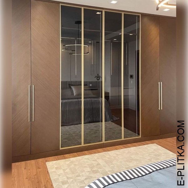 Шафа для спальні зі шпоном дерева і склом в золоті.