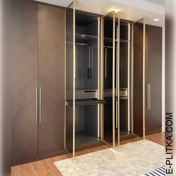 Изготавливаем шпонированные шкафы в Киеве под заказ комфортных размеров и по индивидуальному дизайн-проекту. Встроенная модель шкафа для спальни в шпоне коричневого цвета со стеклянными витринами под золото. ЗВОНИТЕ ☎️ (063) 641 35 65 ✔️ Выбирайте наше ка