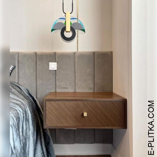 Шафа для спальні зі шпоном дерева і склом в золоті.