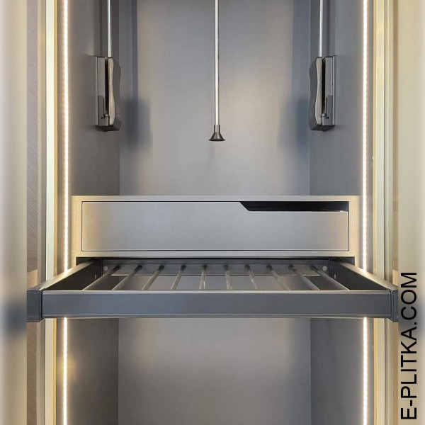 Шафа для спальні зі шпоном дерева і склом в золоті.