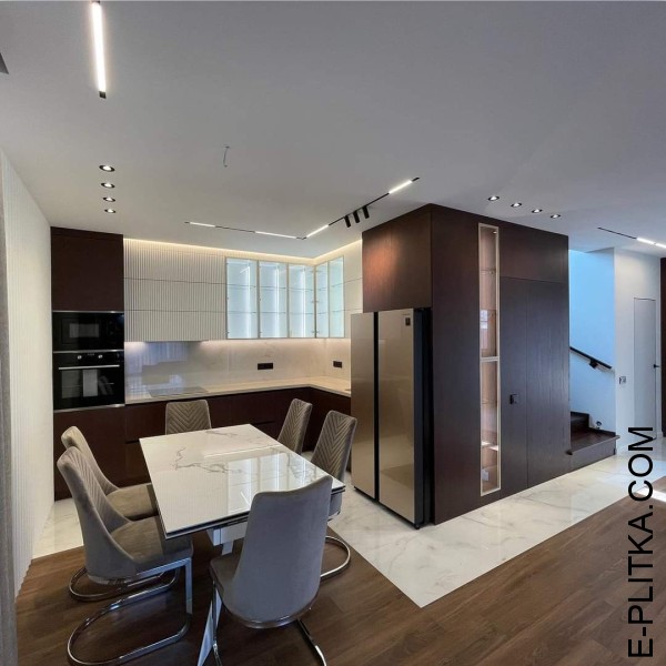 Шпонована кухня з білими рифленими фасадами та склом у вітринах