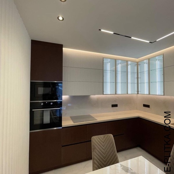 Изготавливаем кухни в Киеве под заказ любых размеров и по индивидуальному дизайн-проекту. Модная шпонированая мебель в кухню с белыми волнистыми фасадами и витринными со стеклом шкафчиками с подсветкой. ЗВОНИТЕ ☎️ (063) 641 35 65 ✔️ Лучшее качество!