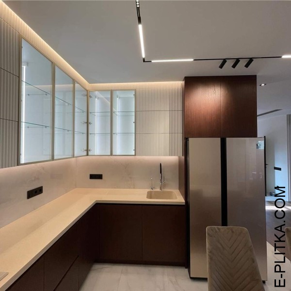 Шпонована кухня з білими рифленими фасадами та склом у вітринах