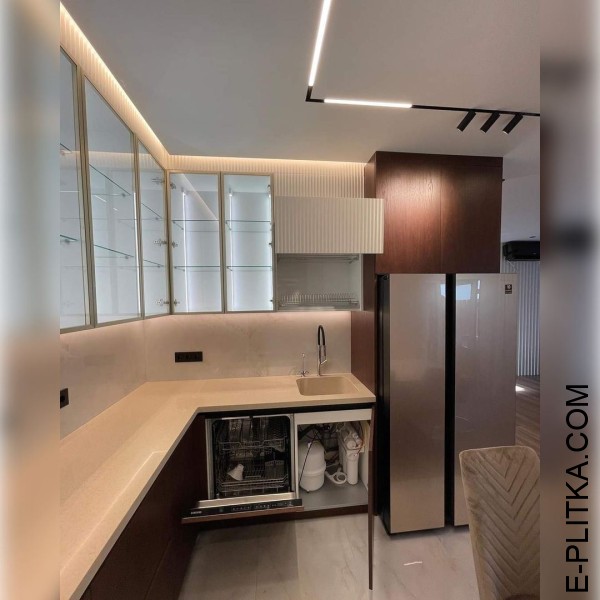 Шпонована кухня з білими рифленими фасадами та склом у вітринах