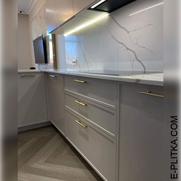 Изготавливаем кухни в Киеве под заказ любых размеров и по индивидуальному дизайн-проекту. Стиль современная классика мебели в кухню цвета кашемир серый со столешницей из кварцевого камня. ЗВОНИТЕ ☎️ (063) 641 35 65 ✔️ Лучшее качество!