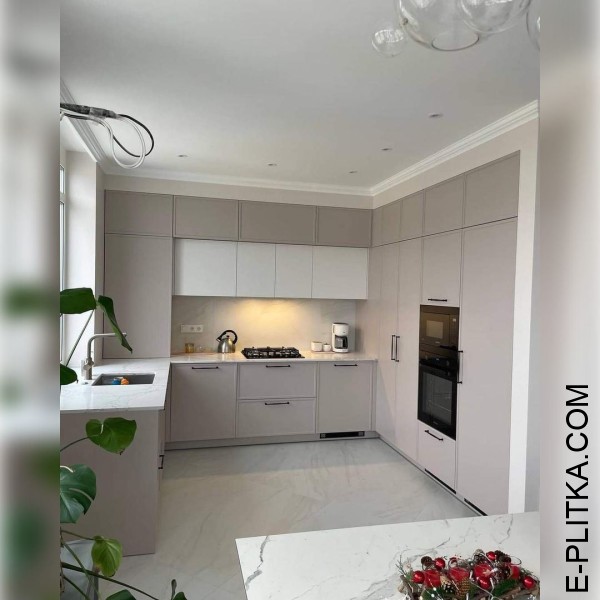 Кухня сірий сатин з білим у неокласичній фрезеруванні