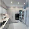 Кухня сірий сатин з білим у неокласичній фрезеруванні
