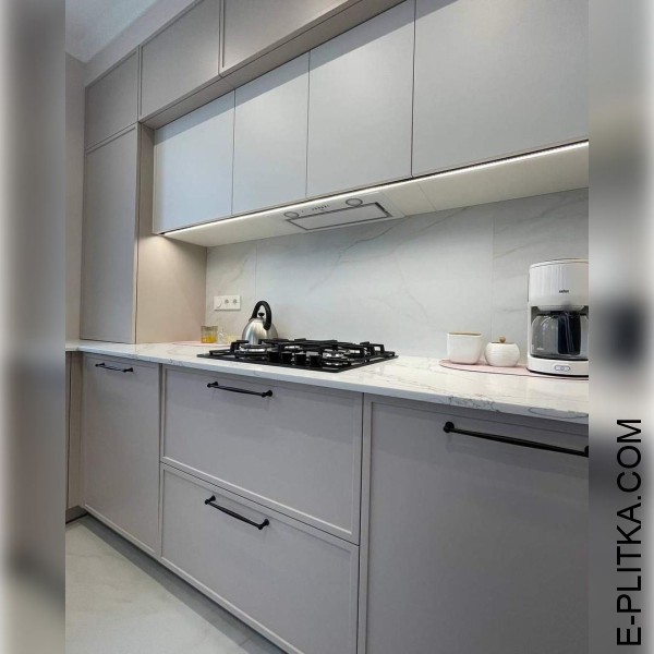 Кухня сірий сатин з білим у неокласичній фрезеруванні