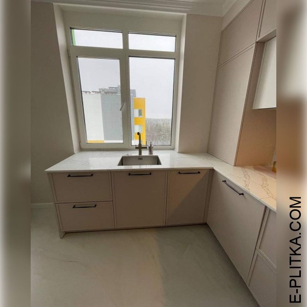 Кухня сірий сатин з білим у неокласичній фрезеруванні