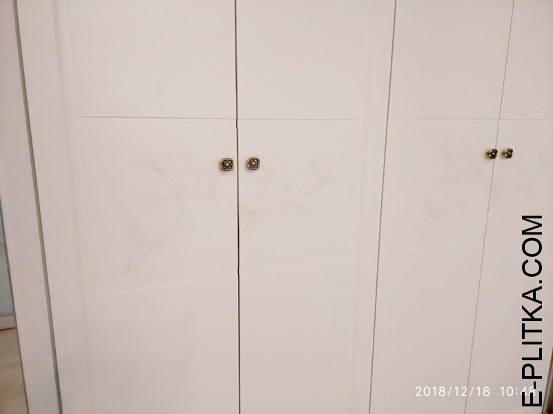 Белоснежный угловой шкаф с зеркалом