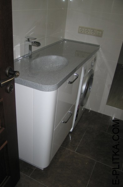 Производство мебели для ванной с накладной раковиной на заказ