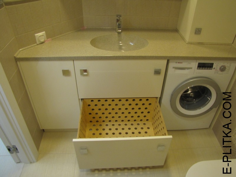 Встроенная мебель для ванной со столешницей