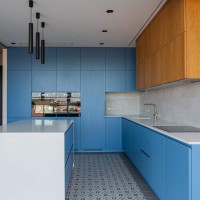 Кухня шпонована з блакитними та кольорами дерева фасадами.
