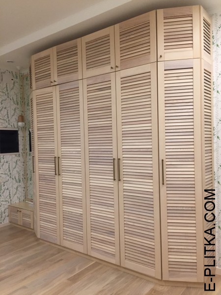 Гарна жалюзійна шафа в еко-стилі