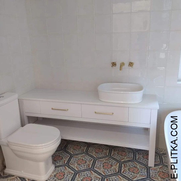 Мебель для ванной комнаты с накладной фаянсовой раковиной