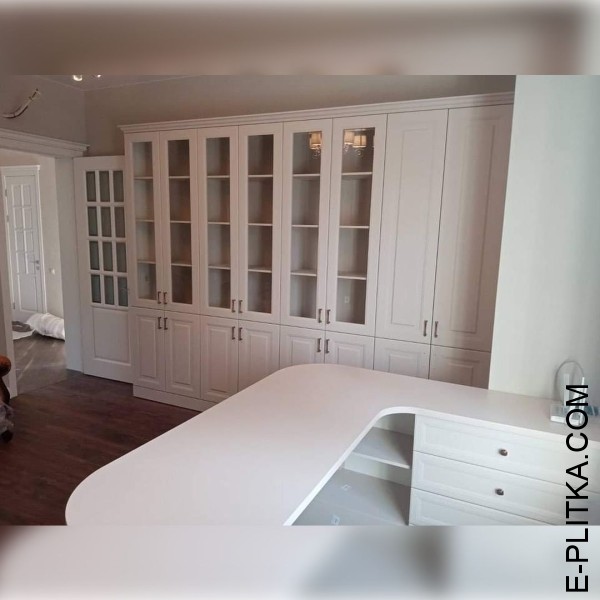 Біла книжкова шафа для робочого кабінету в заміському будинку