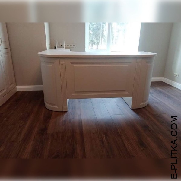 Біла книжкова шафа для робочого кабінету в заміському будинку