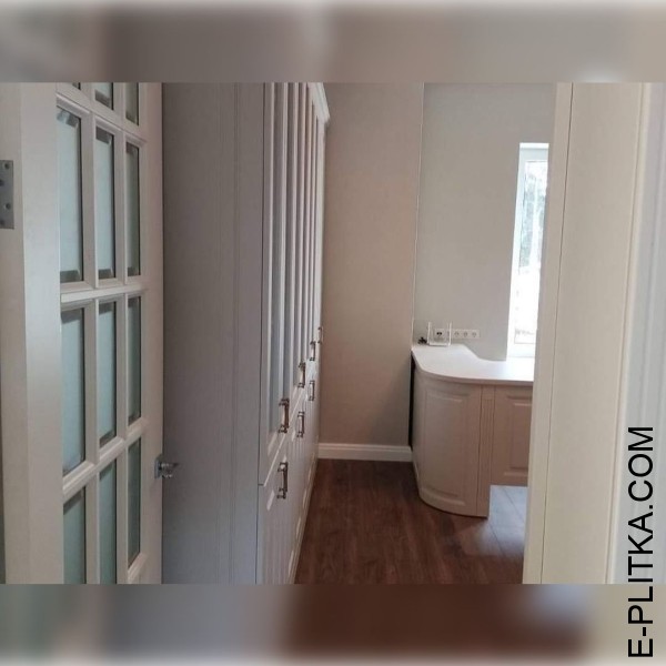 Біла книжкова шафа для робочого кабінету в заміському будинку