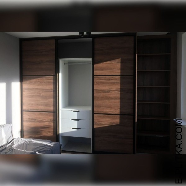 Шафа в спальню з купейними дверима деревного кольору