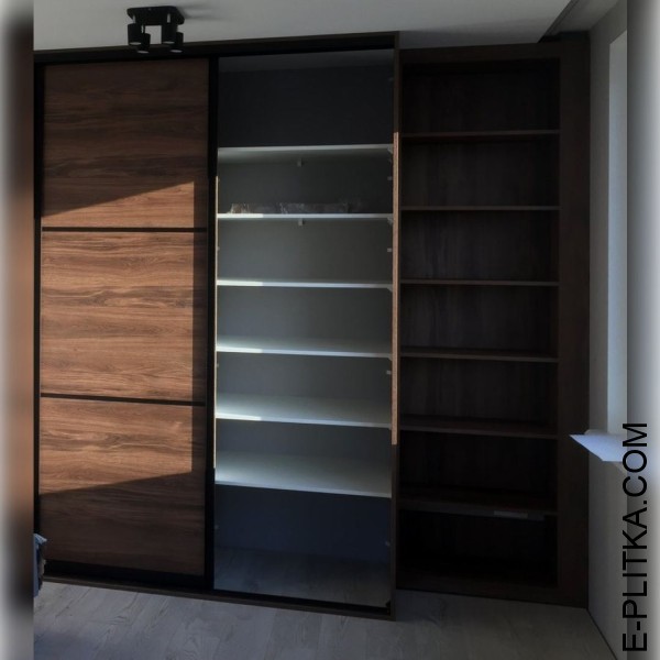 Шафа в спальню з купейними дверима деревного кольору