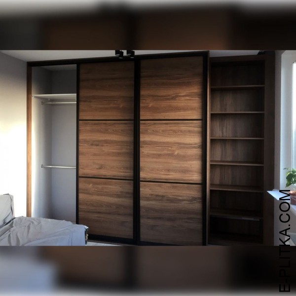 Шафа в спальню з купейними дверима деревного кольору
