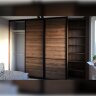 Шафа в спальню з купейними дверима деревного кольору