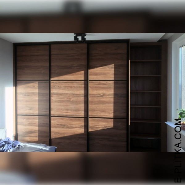 Шафа в спальню з купейними дверима деревного кольору