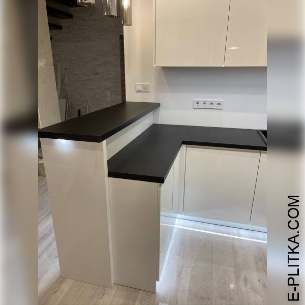 Біла глянсова кухня з барною стійкою та чорною стільницею