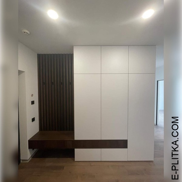 Біла шафа в передпокій з висувними ящиками під дерево