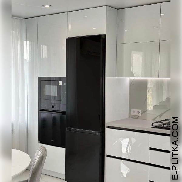 Кухня білий глянець із чорною профільною ручкою