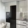Кухня білий глянець із чорною профільною ручкою