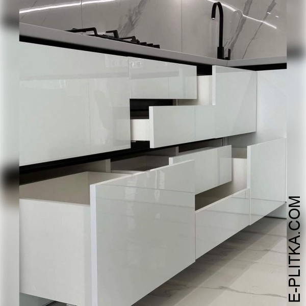 Кухня білий глянець із чорною профільною ручкою