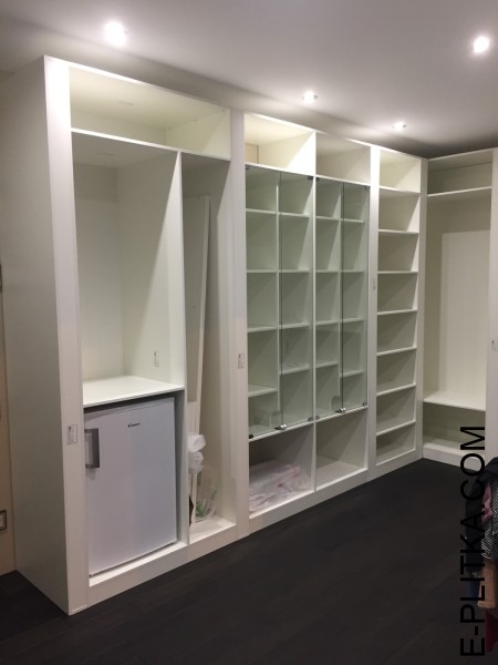 Просторная и вместительная гардеробная комната 1