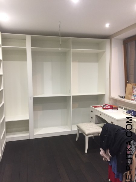 Просторная и вместительная гардеробная комната 1