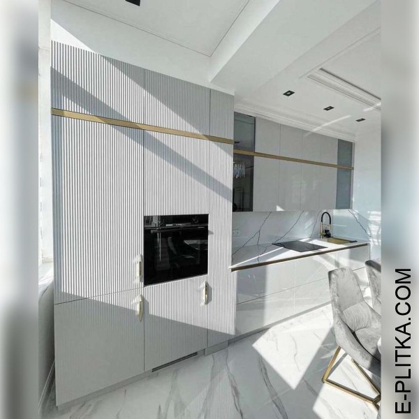 Глянцева кухня сірого кольору у стилі сучасна класика