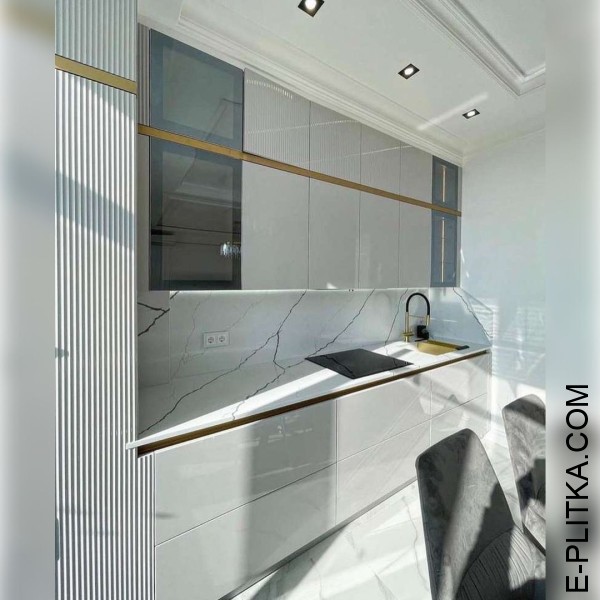 Глянцева кухня сірого кольору у стилі сучасна класика