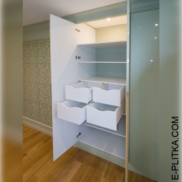 Глянцевый шкаф в спальню оливкового цвета с оранжевыми ручками