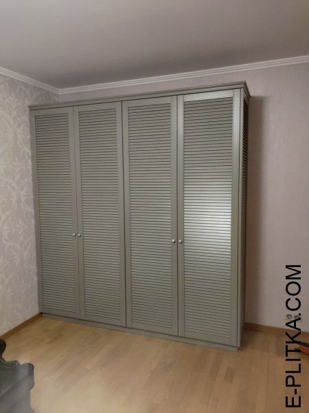 Серого цвета шкаф с жалюзийными фасадами из массива