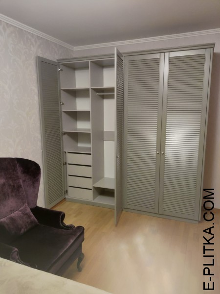 Серого цвета шкаф с жалюзийными фасадами из массива