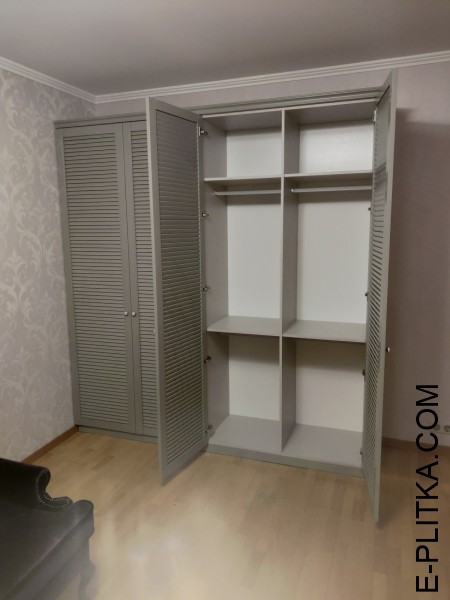 Серого цвета шкаф с жалюзийными фасадами из массива