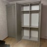 Серого цвета шкаф с жалюзийными фасадами из массива