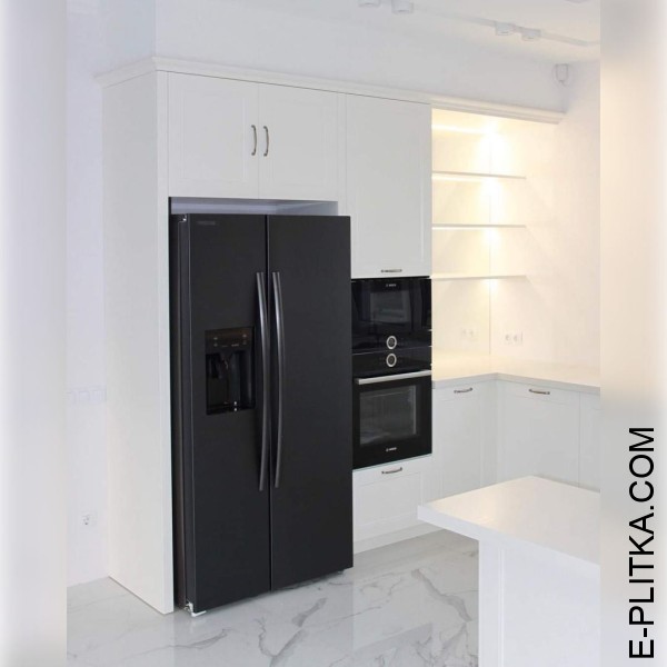 Большая п-образная кухня белого цвета с полуостровом