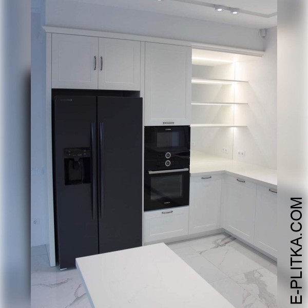 Большая п-образная кухня белого цвета с полуостровом