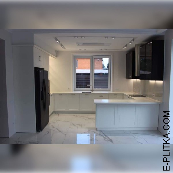 Большая п-образная кухня белого цвета с полуостровом