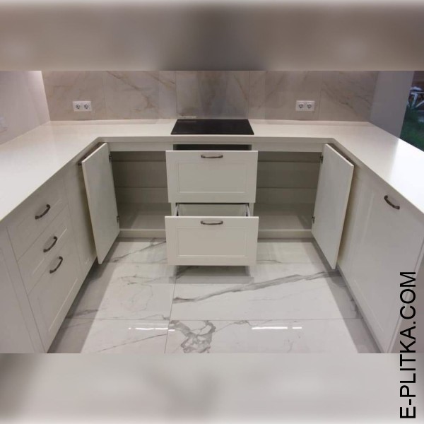 Большая п-образная кухня белого цвета с полуостровом
