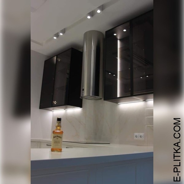 Большая п-образная кухня белого цвета с полуостровом