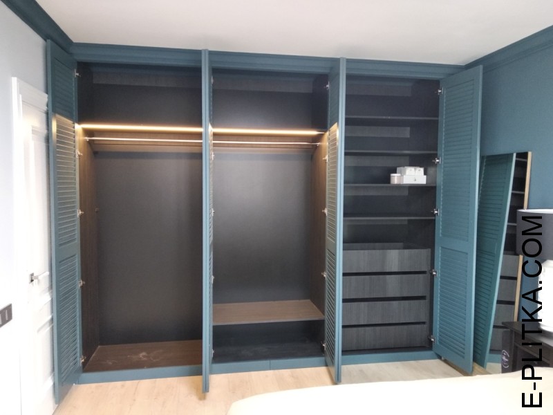 Распашной жалюзийный шкаф в цвете «полуночно-синий»