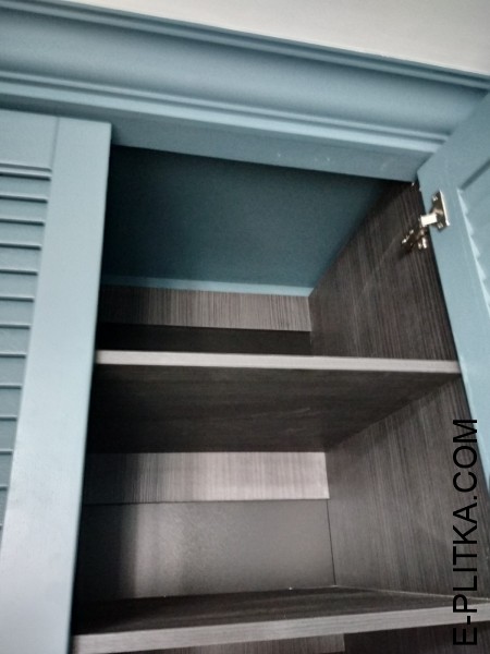 Распашной жалюзийный шкаф в цвете «полуночно-синий»