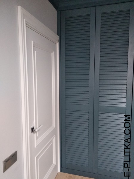 Распашной жалюзийный шкаф в цвете «полуночно-синий»