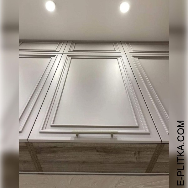 Современная серая кухня с фасадами в стиле неоклассика